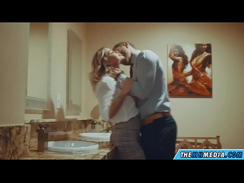 ❤️ Όταν μια πλούσια ξανθιά σε αποπλανεί σε μια δημόσια τουαλέτα ️❌ Ρωσικό πορνό ❤